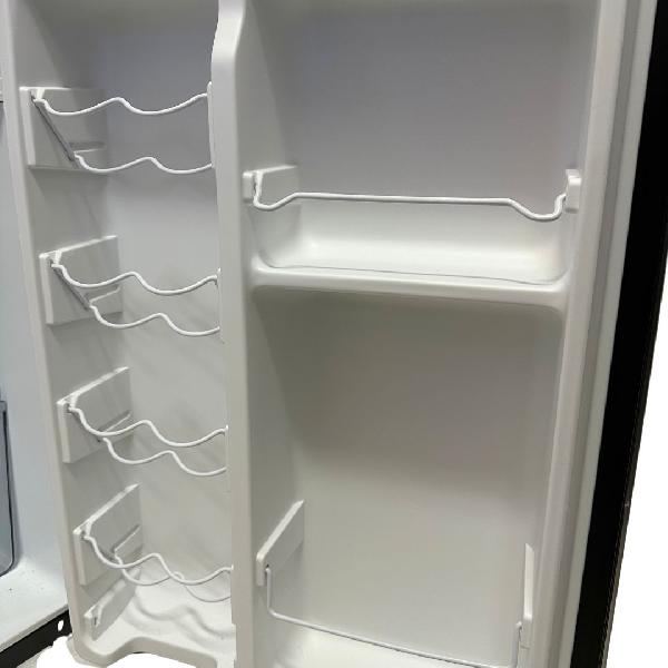 Minibar RCA 127B-A-62H 127 litros Una puerta patas ajustables puerta reversible color negro/croma