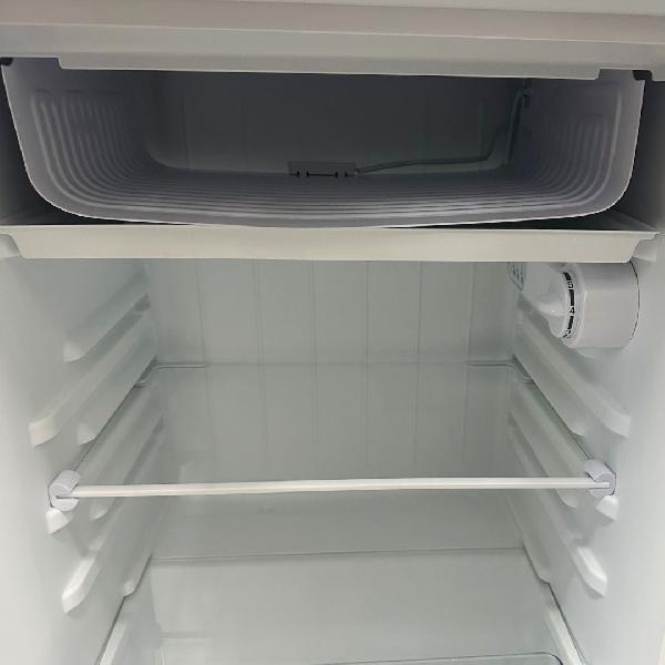 Minibar RCA 127B-A-62H 127 litros Una puerta patas ajustables puerta reversible color negro/croma