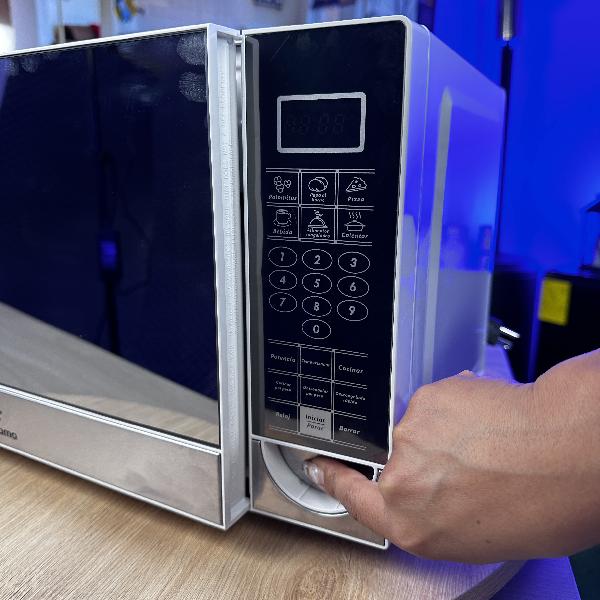 Microondas INDURAMA MWI-20BL 20 litros | 6 Programas Automáticos | Panel Digital LED | Push Button | Acabado Tipo Espejo | Luz Interior | color blanco