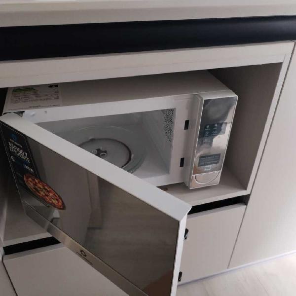 Microondas INDURAMA MWI-20BL 20 litros | 6 Programas Automáticos | Panel Digital LED | Push Button | Acabado Tipo Espejo | Luz Interior | color blanco